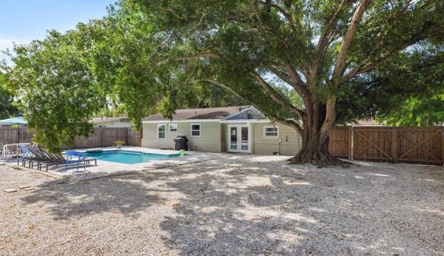 Charming 3-bedroom house with Pool in serene Sarasota near Downtown & Siesta Key