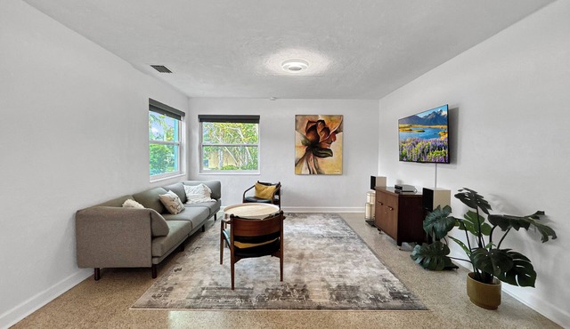 Charming 3-bedroom house minutes to beaches, park, hospital, downtown Sarasota