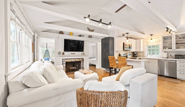 Charming 3-bedroom house with WiFi and AC in enchanting West Yarmouth location