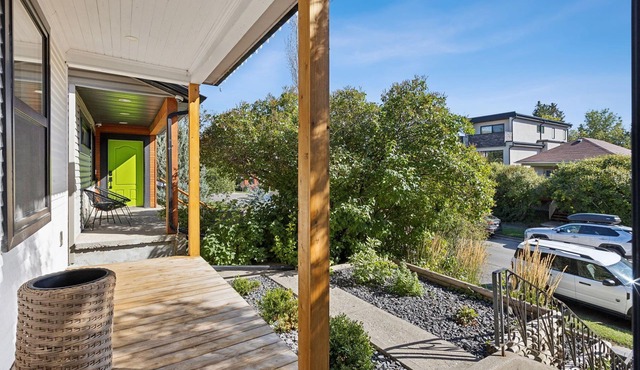 Charming 3-bedroom house in wonderful Calgary with Hot Tub