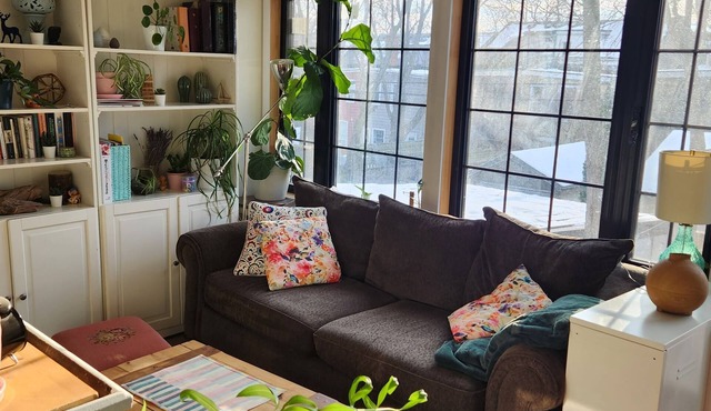 Charming 3-bedroom house in Toronto with AC, WiFi, fitness equipment