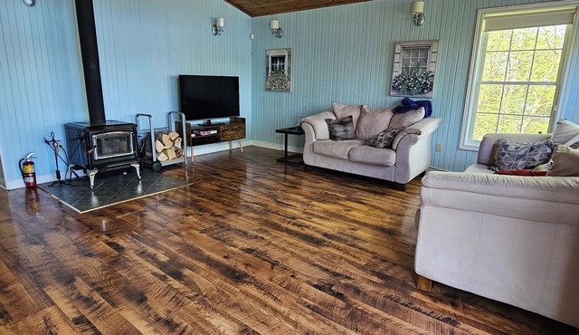 Charming 3-bedroom house on the Lake with Hot tub