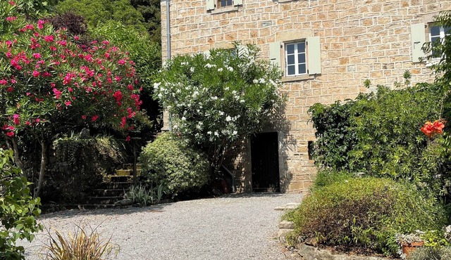 Charming 3 bedroom house, lovely garden, near river 3km