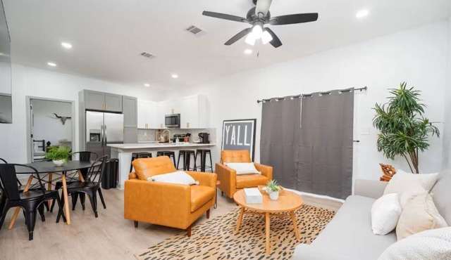 Charming 3-bedroom house in fabulous Brenham with WiFi, AC