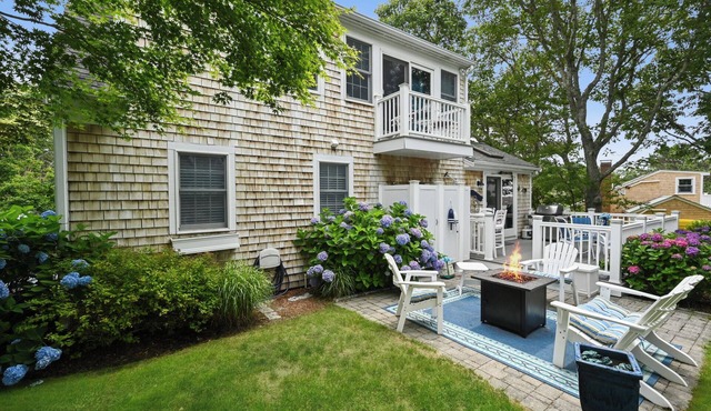Charming 3-bedroom house with AC in enchanting Chatham MA with private beach