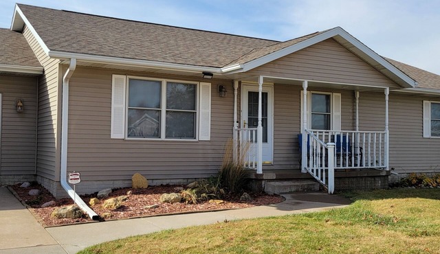 Charming 3-bedroom house with WiFi and AC. Centrally-located in Clinton
