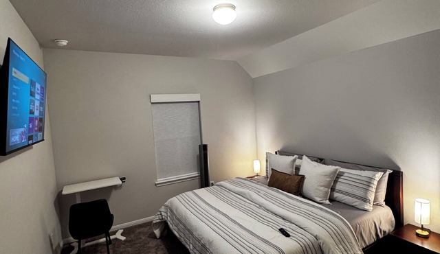 Charming 3-bedroom house with WiFi & AC in Cypress. Proximity to Grocery Stores.