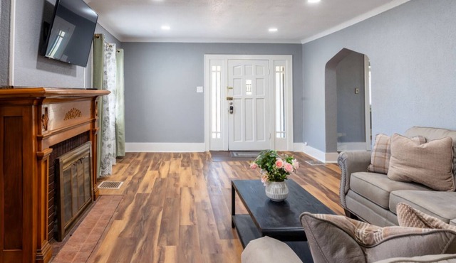 Charming 3-bedroom house in enchanting Decatur with WiFi, AC