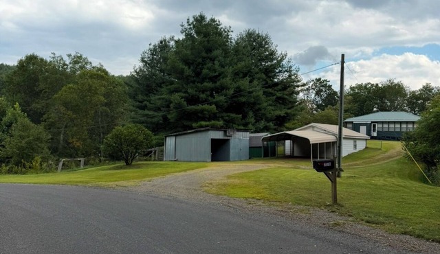 Charming 3-bedroom house in welcoming Dugspur with peace of mind.