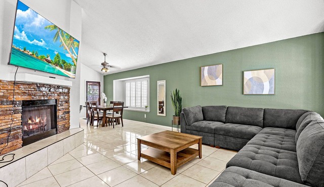Charming 3 bedroom house with WiFi, AC beautiful backyard and pool.