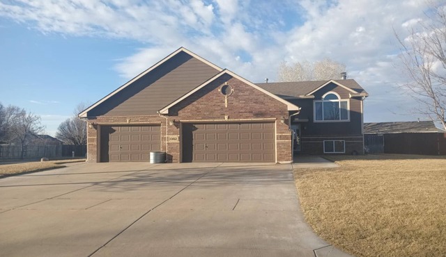 Charming 3-bedroom house in peaceful Goddard with AC, WiFi