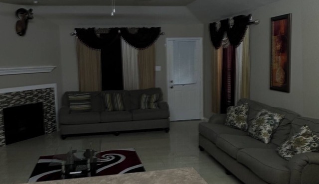 Charming 3-bedroom house in delightful Houston with WiFi, AC