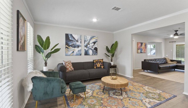 Charming 3-bedroom house in terrific Houston with AC, WiFi
