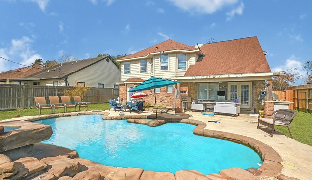 Charming 3-bedroom house with private pool in Houston