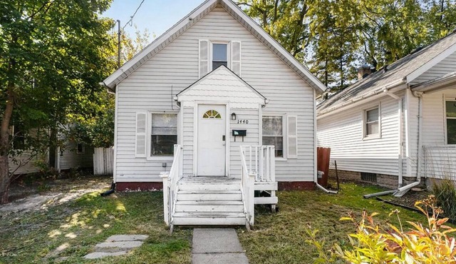 Charming 3-bedroom house with AC, WiFi in wonderful Lansing