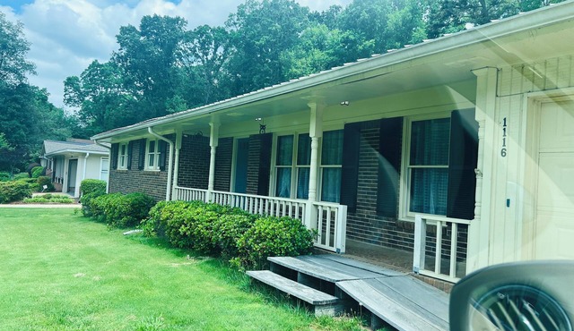 Charming 3-bedroom house with AC, WiFi in lovely Lilburn
