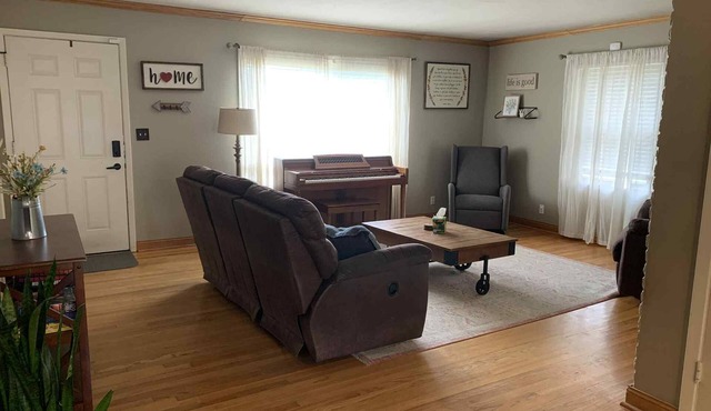 Charming 3 Bedroom House Conveniently Located in Central Lincoln