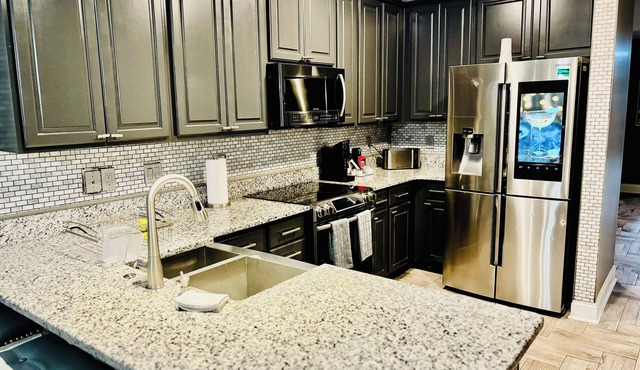 Charming 3-bedroom house with WiFi, AC in delightful Madison