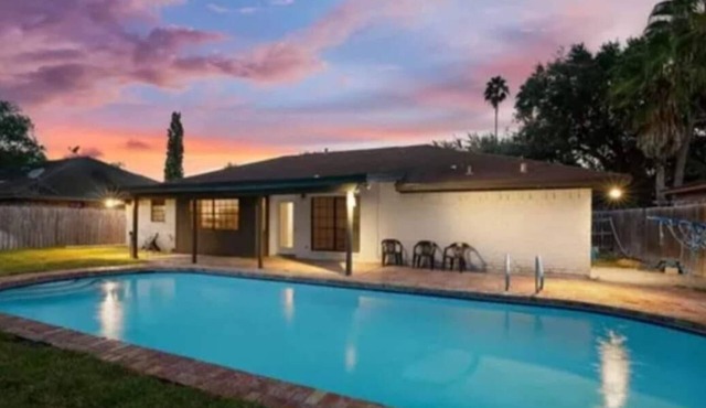 Charming 3-bedroom house in lovely McAllen with AC, WiFi, Swimming pool.