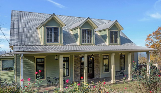 Charming 3-bedroom house, breathtaking views, Hot Tub, W/D Game Room