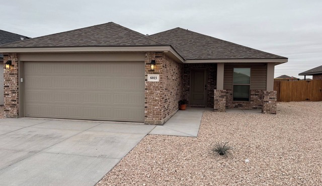 Charming 3-bedroom house with WiFi, AC in delightful Midland with a full gym