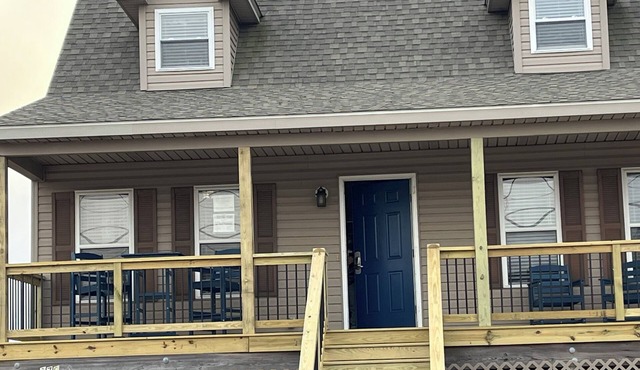 Charming 3-bedroom house in quiet Slaughter Beach with fenced area for your pet.