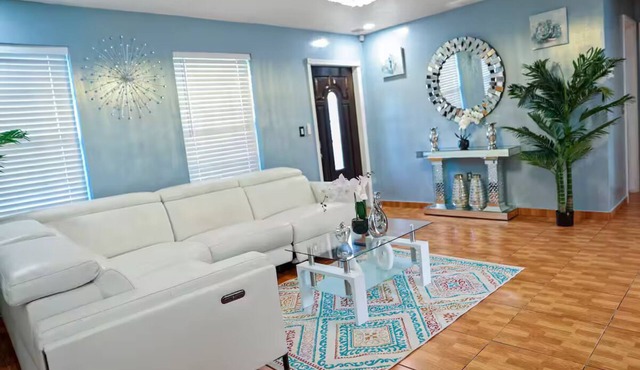 Charming 3-bedroom house in lovely Miramar with AC