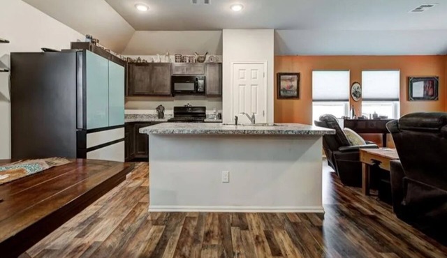 Charming 3-bedroom house with WiFi, AC in quaint Mustang