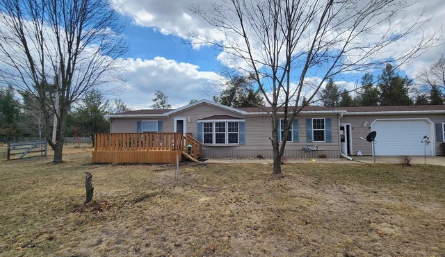 Charming 3-bedroom house with WiFi, AC in serene Necedah