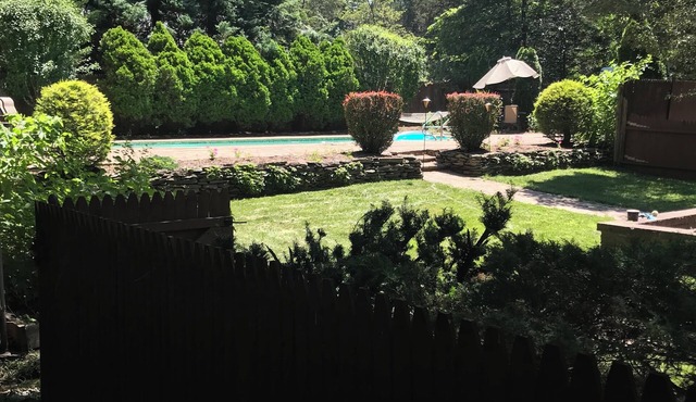 Charming 3-bedroom house with pool, hot tub,wet bar, and billiards