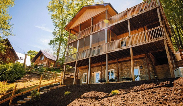 Charming 3-bedroom house on lovely Claytor Lake with AC, WiFi, and lake views