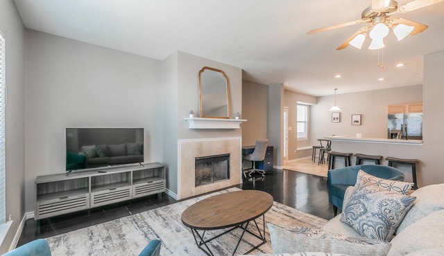 Charming 3-bedroom house in Roanoke - Unique dining Capitol of Texas!