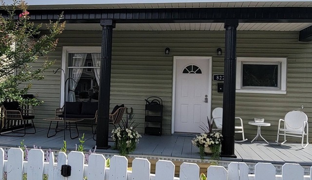 Charming 3-bedroom house in Roanoke with fitness area, lots of space. Sleeps 6
