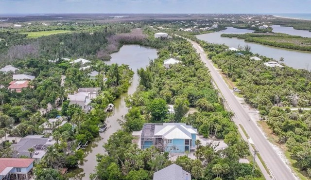 Charming 3-bedroom house in Sanibel with AC and WiFi a short walk to the beach