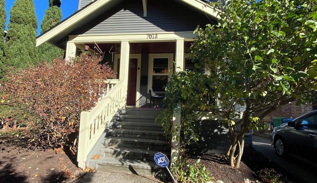 Charming 3-bedroom house with hot tub and game room in Seattle across from park