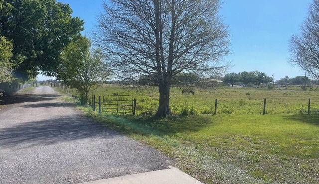 Charming 3-bedroom house with AC and WiFi in delightful Sebring on 10 acres.