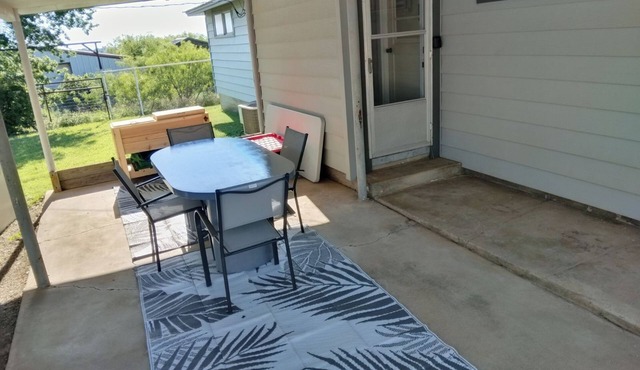 Charming 3-bedroom house with WiFi, AC in Seymour close to famous museum.