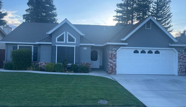 Charming 3-bedroom house in Turlock with AC and WiFi. Pool and Tub and Patio TV.