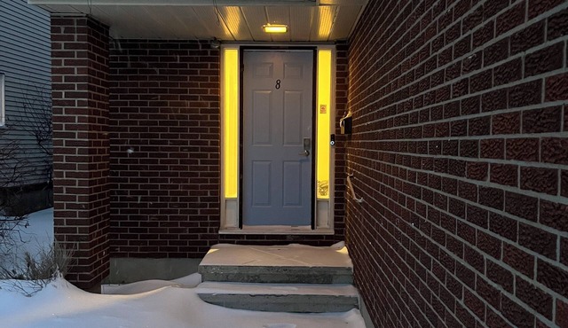 Charming 3-bedroom house in Ottawa with cool AC breeze. Family friendly