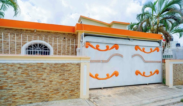 Charming 3-bedroom house with wifi and AC in Higuey, have a local experience!
