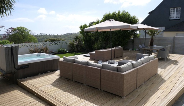 Charming 3-bedroom house with sea view and spa, close to shops and restaurants