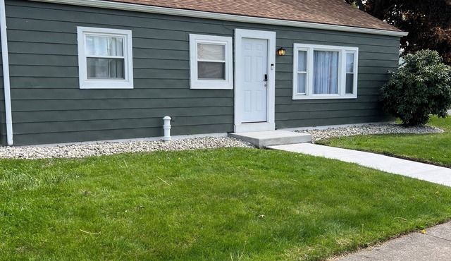 Charming 3-bedroom house in wonderful Erie with AC, WiFi, large driveway