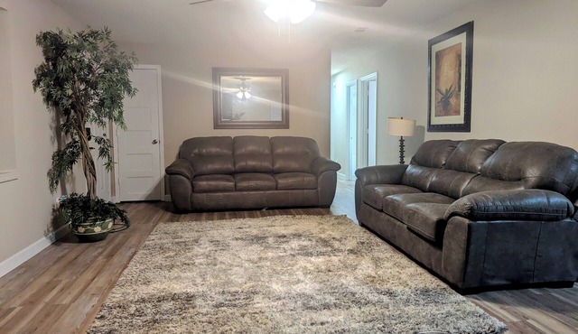 Charming 3-bedroom house in Albany sleeps 12 guest