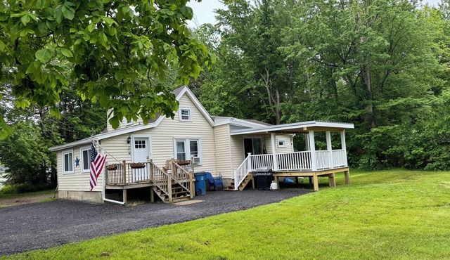 Charming 3-bedroom house with WiFi, spacious yard and close to Lake Erie Beach!