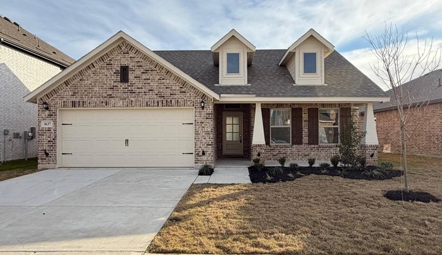 Charming 3-bedroom house with AC in Aubrey perfect for relaxing