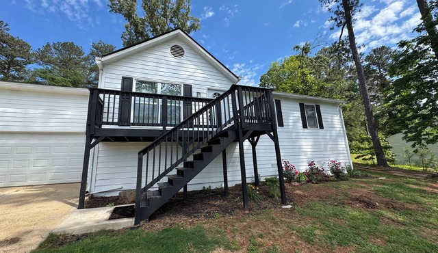 Charming 3-bedroom house with WiFi and AC in Auburn. Complete with a fire pit!