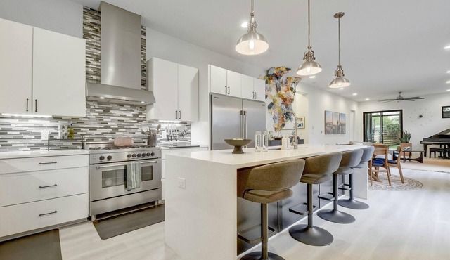 Charming 3-bedroom house with luxury amentities in central Austin