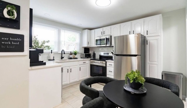 Charming 3-bedroom house in enchanting Boston with AC, WiFi