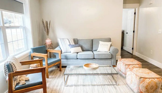Charming 3-bedroom house on a serene creek in delightful Canton