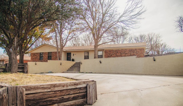 Charming 3-bedroom house with privacy fence backyard in quaint Canyon.